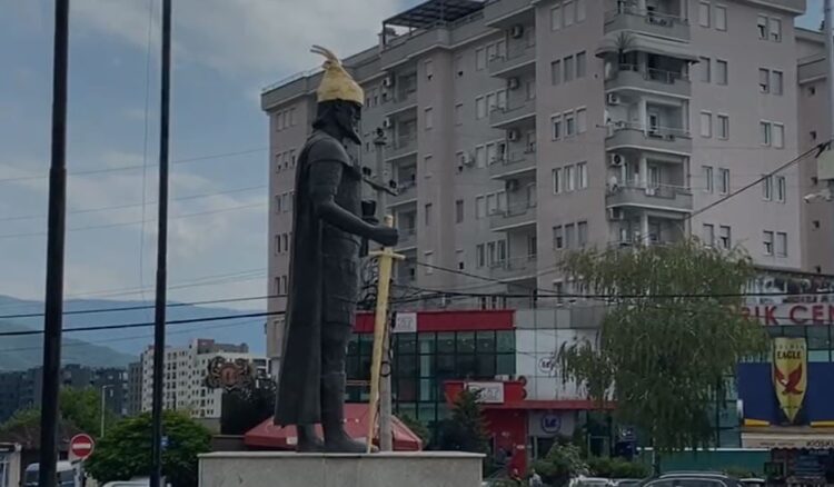 Shtatorja e Skënderbeut në Prizren bëhet objekt i vandalizmit