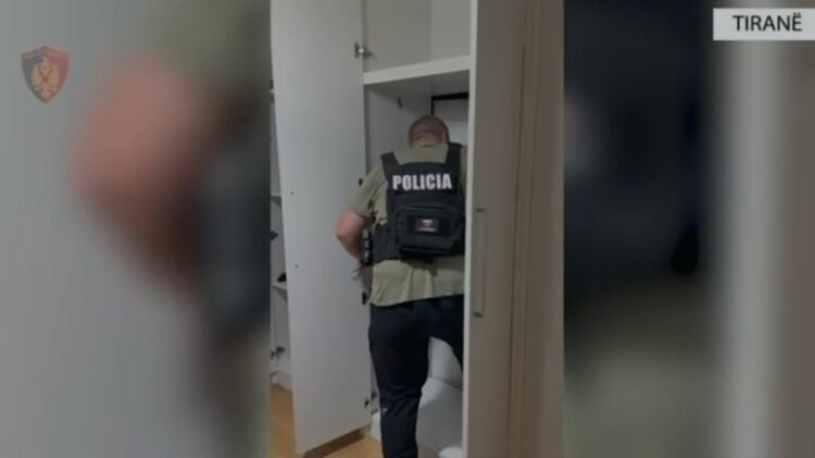 Hyrja e fshehtë nga dollapi, del videoja e laboratorit ku prodhoheshin pasaporta për në SHBA, 20 mijë euro copa