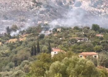 Zjarret në Delvinë rrezikojnë banorët, Ministria e Mbrojtjes shpërngul tre fshatra