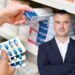 ‘Lidhjet klienteliste’ të mjekëve mbushin recetat e pacientëve – Si po fryhen xhepat e bosëve të farmacive