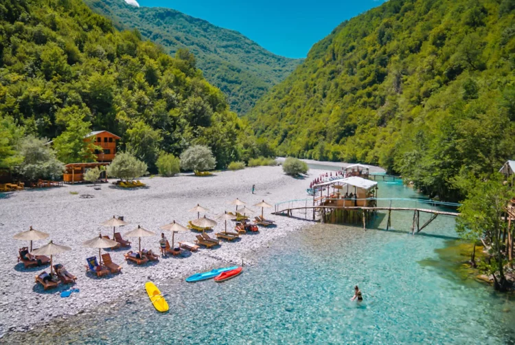 Sherr mes turistëve dhe biznesmenëve në zonën e ‘Lumit të Shalës’, plagosen rëndë dy persona