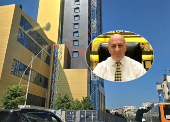 Trotuari publik i zaptuar prej 6 vitesh nga kulla e oligarkut Ram Geci, por IMT dhe Edi Rama nuk e shohin!