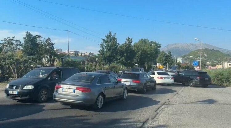 Pushuesit ikin nga plazhi, 15 kilometra trafik në Lezhë!