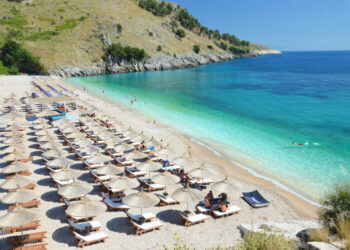 Turizmi në ‘pikiatë’/ Shoqatat: Numri i pushuesve në bregdet ka rënë ndjeshëm