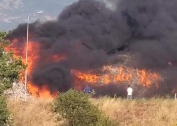Ministria e Mbrojtjes: Vazhdon zjarri në Elbasan, po masim ndotjen e ajrit!