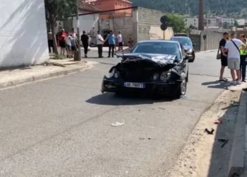 Aksident i rëndë në Bulqizë! Përplasen dy makina, plagosen shoferët