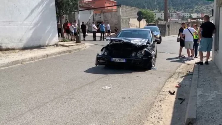 Aksident i rëndë në Bulqizë! Përplasen dy makina, plagosen shoferët