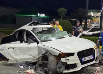 Tragjike! Adoleshenti humb kontrollin e makinës në Tiranë-Durrës, vdes një 19-vjeçar