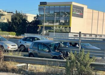 Aksident i frikshëm! Makina përplaset me trafikndarësen në autostradën Durrës-Tiranë