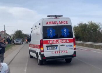 Aksident i frikshëm në aksin Peqin-Elbasan, plagosen rëndë dy persona