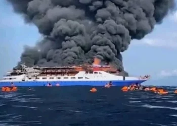 Pamje tragjike! Anija shpërthen në flakë, qindra pasagjerë hidhen në ujë për të shpëtuar