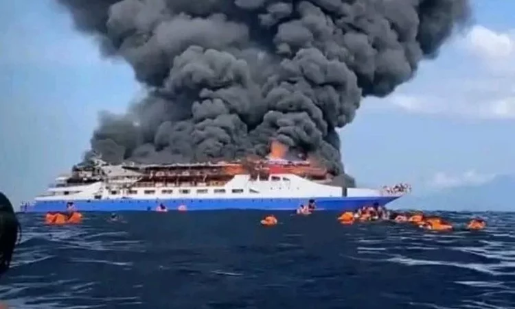 Pamje tragjike! Anija shpërthen në flakë, qindra pasagjerë hidhen në ujë për të shpëtuar