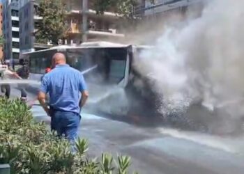 Përfshihet nga zjarri autobusi i linjës Tiranë-Kamëz