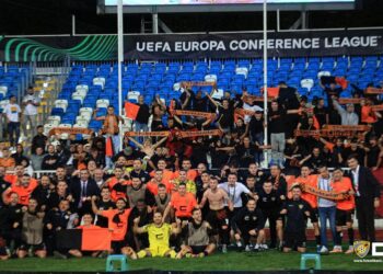 FOTO/ I veshur kuqezi dhe me portretin e Adem Jasharit, futbollisti algjerian i “dashuruar” me shqiptarët