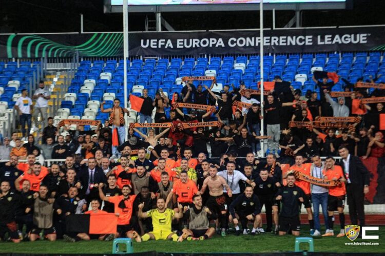 FOTO/ I veshur kuqezi dhe me portretin e Adem Jasharit, futbollisti algjerian i “dashuruar” me shqiptarët