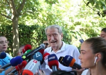 “Nuk i ranë mirë të parat“, Berisha akuza Manjës: Uluziu bën provat e kostumeve që i dhuroi Altin Hajri