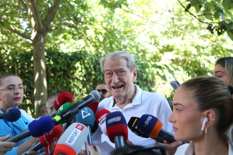 “Nuk i ranë mirë të parat“, Berisha akuza Manjës: Uluziu bën provat e kostumeve që i dhuroi Altin Hajri