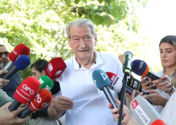 Altin Dumani mbetet përfaqësues i Troplinëve”, Berisha shpërthen ndaj Irena Gjokës: Mashtruese ordinere