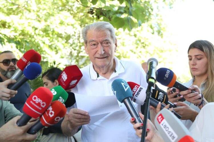 Altin Dumani mbetet përfaqësues i Troplinëve”, Berisha shpërthen ndaj Irena Gjokës: Mashtruese ordinere