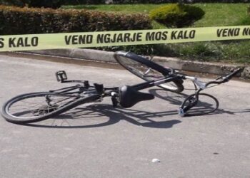Ndodh edhe kjo në Shkodër! U rrëzua me biçikletë, policia e procedon