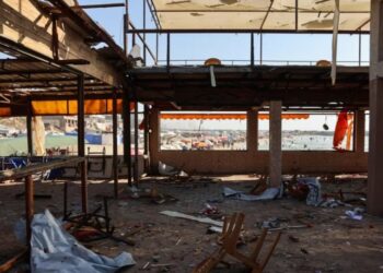 Forcat izraelite godasin një kafene dhe turmën që kërkonte ushqim, mbi 65 të vrarë në Gazë