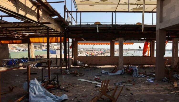 Forcat izraelite godasin një kafene dhe turmën që kërkonte ushqim, mbi 65 të vrarë në Gazë