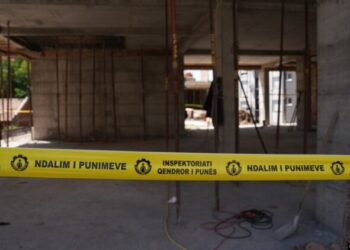 Ra nga çatia e ndërtesës ku po punonte, humb jetën 40-vjeçari