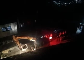 Rikthehet tensioni në Theth, banorët futen në banesë, nuk lejojnë prishjen e saj