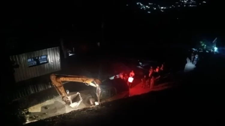 Rikthehet tensioni në Theth, banorët futen në banesë, nuk lejojnë prishjen e saj