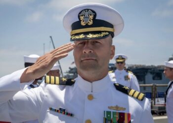 Oficeri nga Shqipëria merr detyrën si Komandant i USS Pearl Harbor, ja urimi i Ambasadës së SHBA