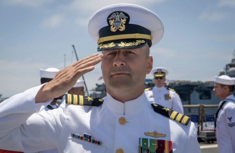 Oficeri nga Shqipëria merr detyrën si Komandant i USS Pearl Harbor, ja urimi i Ambasadës së SHBA