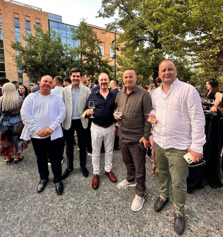 Njerëzit që duhet t’u shërbejnë qytetarëve/ Drejtorët e bashkive në Pogradec me biznese pa leje zaptojnë hapësirën publike