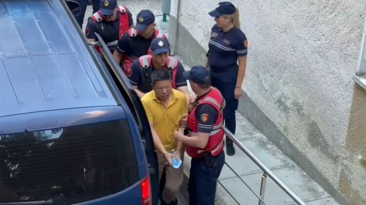Pas 8 orësh, Gjykata e Fierit vendos “arrest me burg” për drejtorin kinez të Bankers dhe ish-administratorin