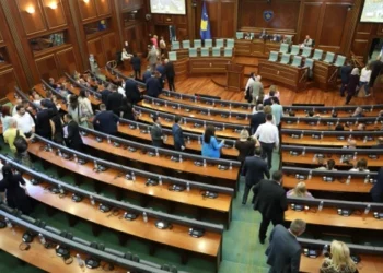 Alarm për bombë në selinë e Kuvendit, evakuohen deputetët