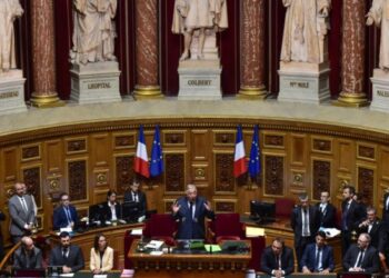 Francë – Qeveria i mbijeton një mocioni mosbesimi