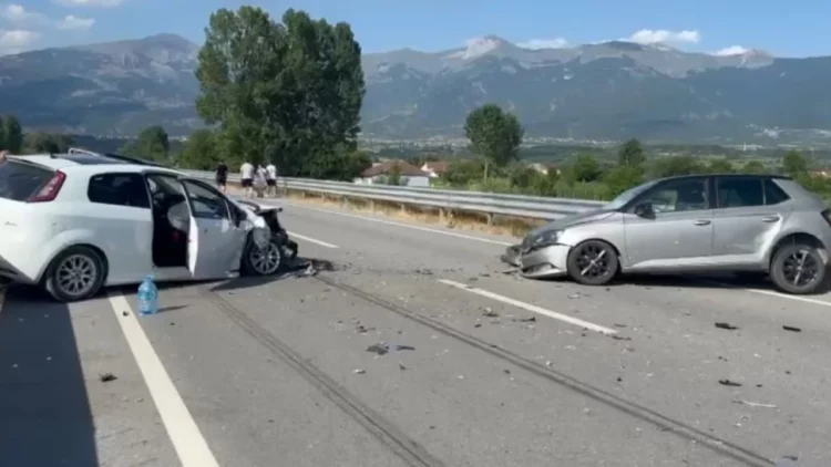 Aksident i rëndë në Bulqizë/ Përplasen dy makina, 4 të plagosur, tre prej tyre në gjendje të rëndë