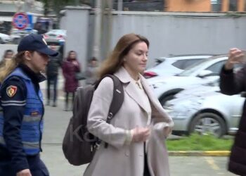 Si i bëri Ajola Xoxa rrush e kumbulla 18 mijë dollarë të Ambasadës Amerikane