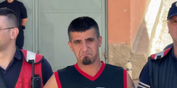 Goditi mbi 50 herë me thikë të dashurën, policia jep versionin zyrtar: E vrau dhe i vuri flakën