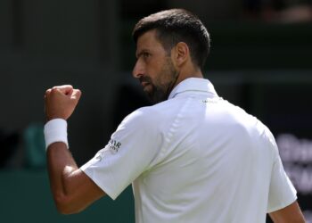 Djokoviç bën simbolin e protestuesve kundër Vuçiçit, e sulmojnë mediat: Eshtë kosovar!