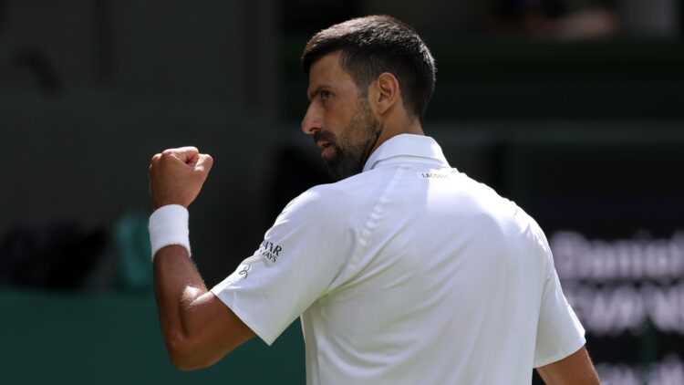 Djokoviç bën simbolin e protestuesve kundër Vuçiçit, e sulmojnë mediat: Eshtë kosovar!