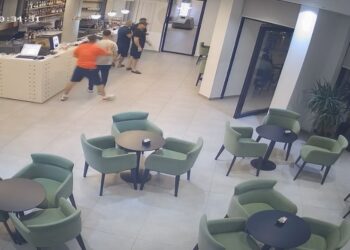 Skandal në Vlorë! Kamarieri dhunohet në lokal nga efektivi i policisë dhe një kriminel (Video)