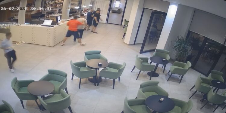 Skandal në Vlorë! Kamarieri dhunohet në lokal nga efektivi i policisë dhe një kriminel (Video)