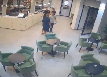 Dhunoi kamarierin për një shishe ujë, pezullohet nga detyra oficeri i policisë (Emri)