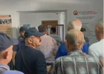 Protesta/ Ndërtimi i HEC-it në Kurdari, banorët futen me forcë në Bashkinë Klos: Belinda Balluku të vijë të japë llogari