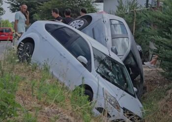 Aksident i rëndë në Fier-Berat, dy automjete përplasen dhe përfundojnë në kanal