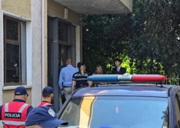 Arrestimi për taksat/ Drejtori kinez i Bankers dhe ish-administratori mbërrijnë në Gjykatën e Fierit