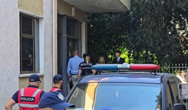 Arrestimi për taksat/ Drejtori kinez i Bankers dhe ish-administratori mbërrijnë në Gjykatën e Fierit