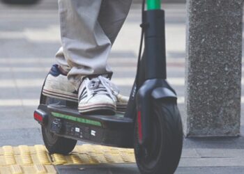 Italia shtrëngon rregullat për monopatinat elektrike, targa të detyrueshme dhe masa të reja sigurie