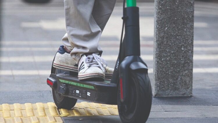 Italia shtrëngon rregullat për monopatinat elektrike, targa të detyrueshme dhe masa të reja sigurie