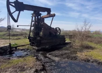 Media spanjolle: Nafta po helmon Shqipërinë, mijëra puse të braktisura